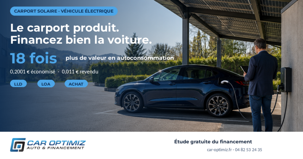 Carport solaire photovoltaïque abritant une voiture électrique en recharge — financement LLD, LOA ou achat, par Car Optimiz, courtier automobile à Lyon